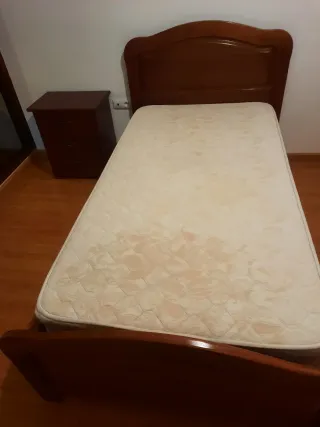 Cama Solteiro Mogno com Mesa Cabeceira