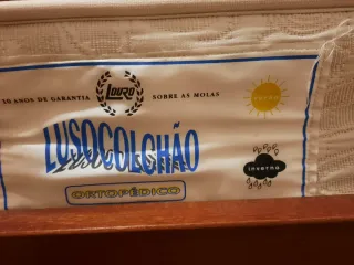 Cama Solteiro Mogno com Mesa Cabeceira
