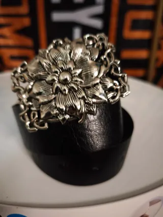 Cintura nera con fibbia floreale argento