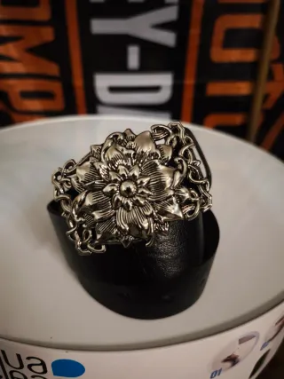Cintura nera con fibbia floreale argento