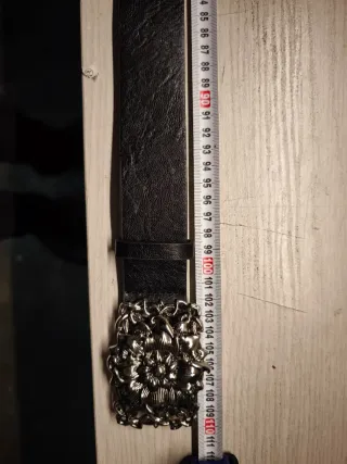 Cintura nera con fibbia floreale argento