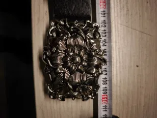 Cintura nera con fibbia floreale argento