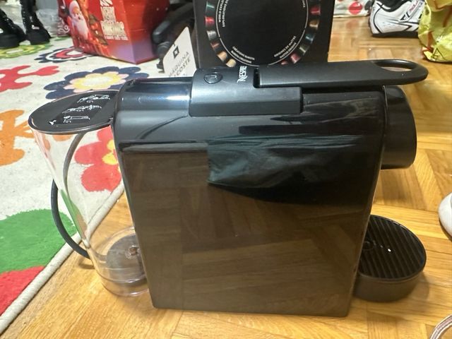 Cafetera Nespresso Inissia Negra