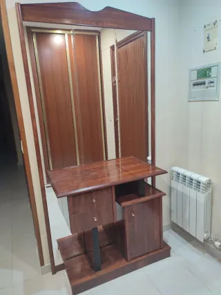 Recibidor de madera marrón.Precio negociable