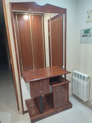 Recibidor de madera marrón.Precio negociable