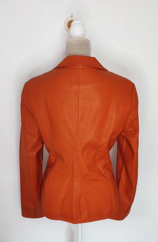 Blazer naranja efecto piel elegante entallada
