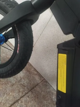 Bicicleta eléctrica infantil negra batería