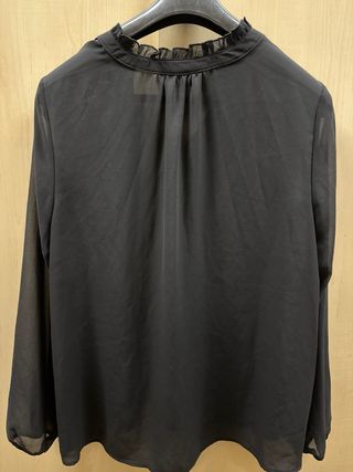 Blusa negra gasa con cuello volante
