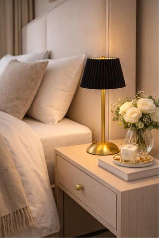 Abajur de mesa preto e dourado