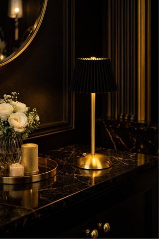 Abajur de mesa preto e dourado