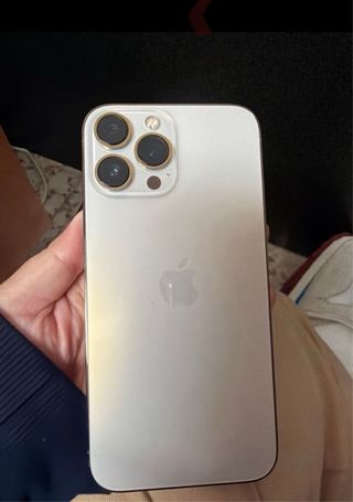 iPhone 13 Pro Max Dorado con Funda Morada