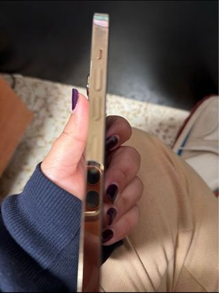 iPhone 13 Pro Max Dorado con Funda Morada