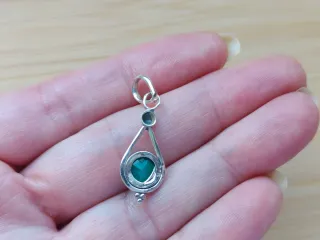 Colgante de plata y esmeralda facetada