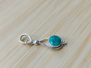 Colgante de plata y esmeralda facetada