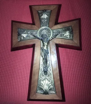 Cruz antigua de madera y metal