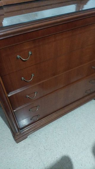 Aparador de madera con espejo