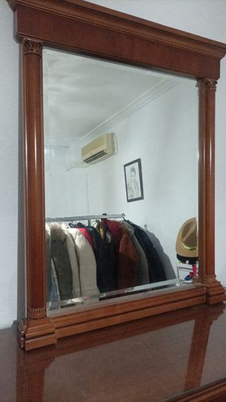 Aparador de madera con espejo