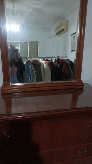 Aparador de madera con espejo