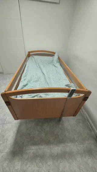 Cama articulada de hospital (madera)