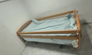 Cama articulada de hospital (madera)