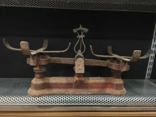 Báscula antigua de hierro.