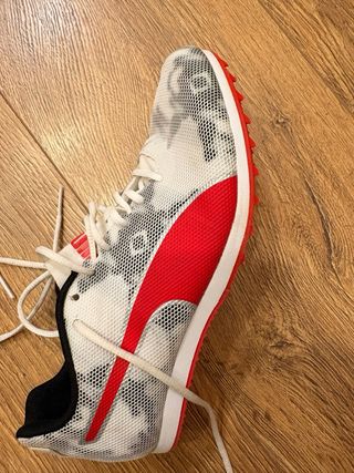 Zapatillas atletismo Puma blancas y rojas