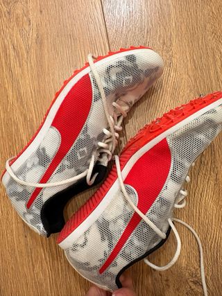 Zapatillas atletismo Puma blancas y rojas