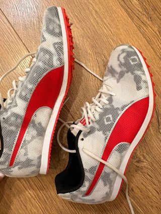 Zapatillas atletismo Puma blancas y rojas
