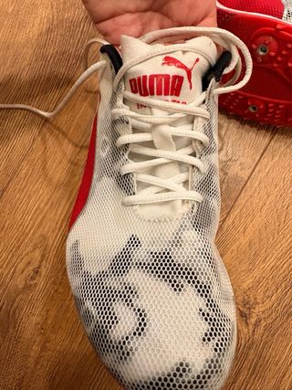 Zapatillas atletismo Puma blancas y rojas