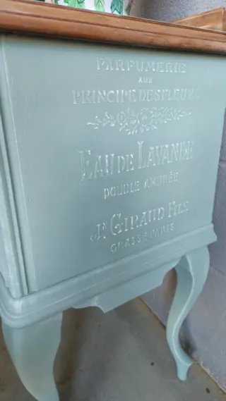 Mesita de noche francesa