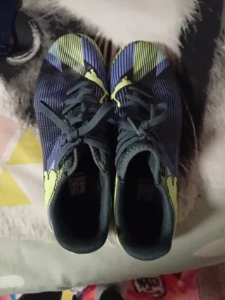 Botas de fútbol Puma negras y verdes