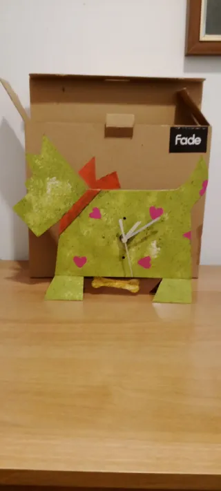 Orologio da tavolo cane verde, con pendolo.