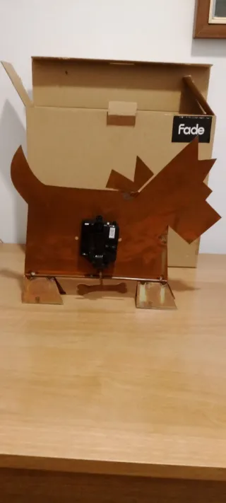 Orologio da tavolo cane verde, con pendolo.