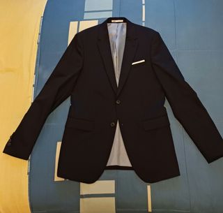 Traje ZARA azul marino.