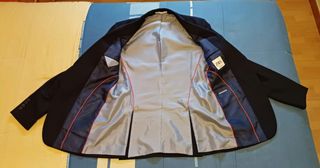 Traje ZARA azul marino.