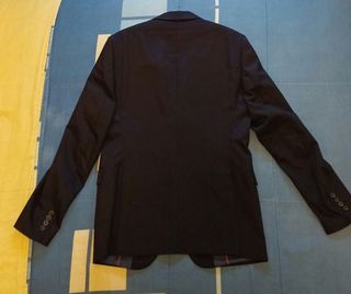 Traje ZARA azul marino.