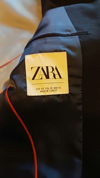 Traje ZARA azul marino.