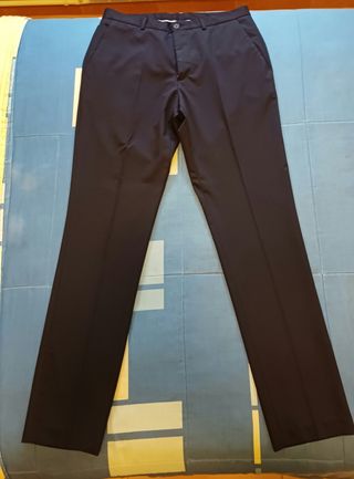 Traje ZARA azul marino.