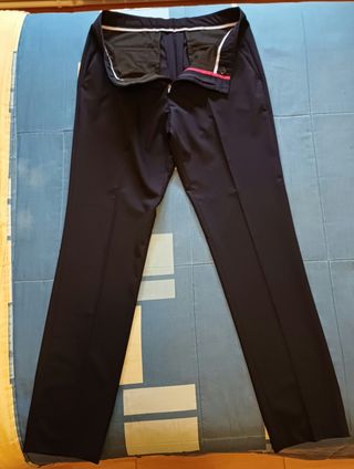 Traje ZARA azul marino.