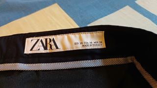 Traje ZARA azul marino.