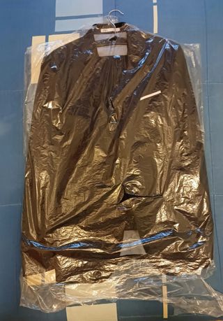 Traje ZARA azul marino.