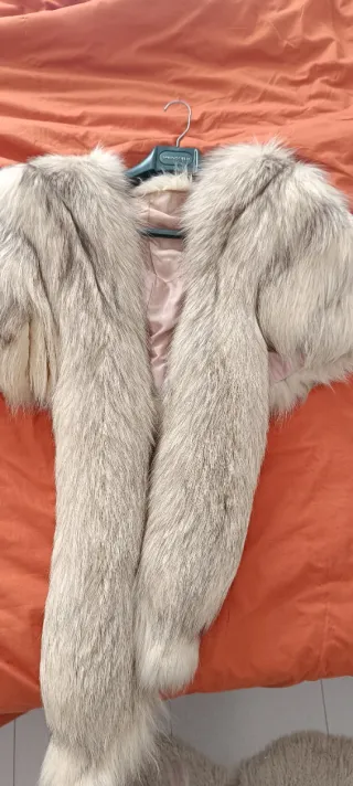 Estola de pelo beige y gris