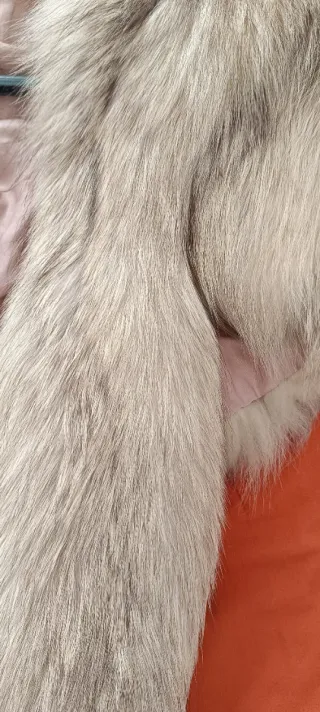 Estola de pelo beige y gris