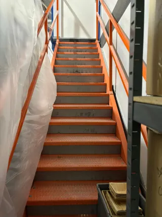 Escalera industrial naranja