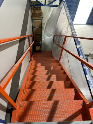 Escalera industrial naranja