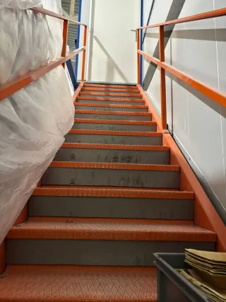 Escalera industrial naranja