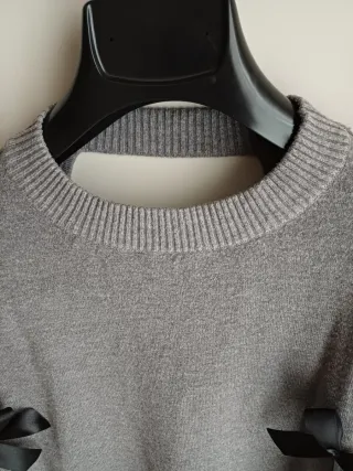 Maglia grigia con fiocchi neri