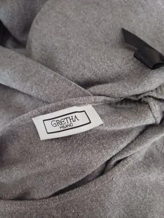 Maglia grigia con fiocchi neri