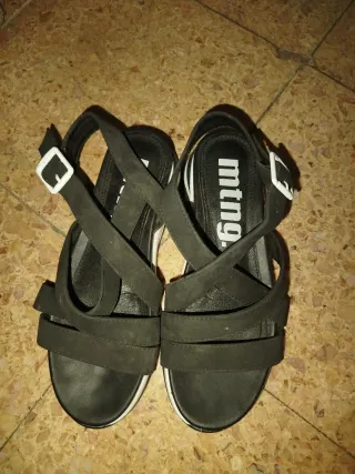 Sandalias Mustang Negras y Blancas