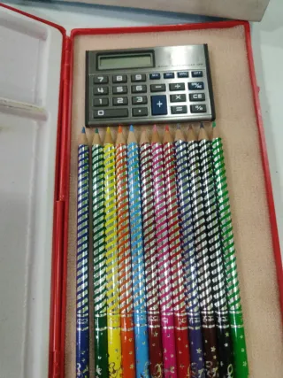 Estuche escolar con calculadora y bolígrafo.